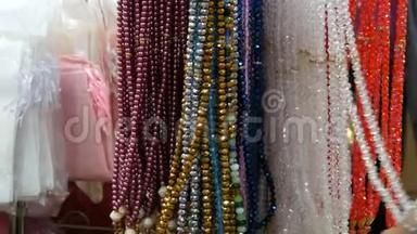 来自各种<strong>天然</strong>石头的多色珠子挂在伊斯坦布尔的珠宝店里。 五颜六色的珠子项链<strong>时尚</strong>